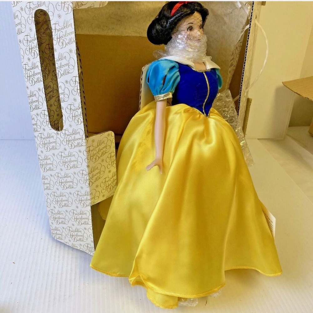 Franklin Mint Heirloom Snow White porcelain doll